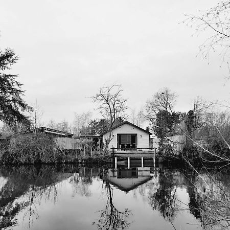 Rustig Gelegen Chalet Kapeki Met Tuin Aan Het Water Geel Luaran gambar