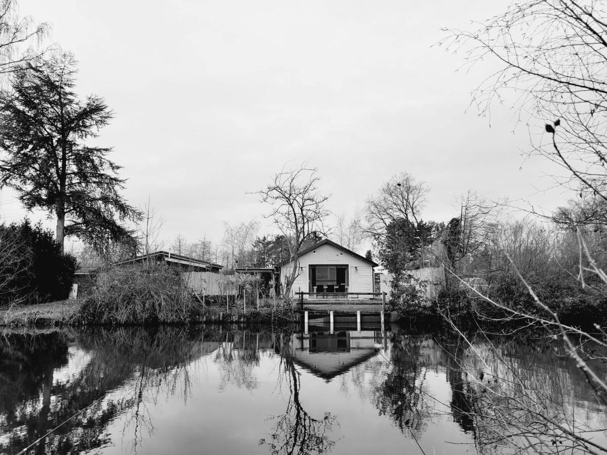 Rustig Gelegen Chalet Kapeki Met Tuin Aan Het Water Geel Luaran gambar